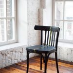 Sedia restaurata con decorazioni insolite