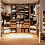 Tutti i capi di abbigliamento sono davanti ai tuoi occhi in un unico guardaroba