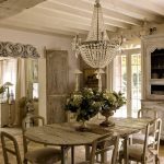 Tutti i mobili della sala da pranzo sono arredati in stile antico.