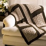 Lavorare a maglia con trecce per una coperta