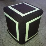 Pouf cubico lavorato a maglia riempito con bottiglie di plastica