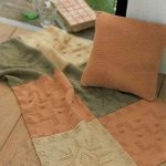 Coperta lavorata a maglia con ferri da maglia