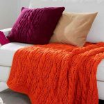Coperta e cuscino lavorati a maglia
