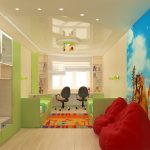 Cameretta luminosa per bambini con due postazioni di lavoro vicino alla finestra