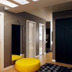 Pouf giallo brillante nel corridoio
