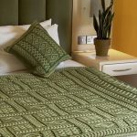 Copriletto verde con un ornamento interessante