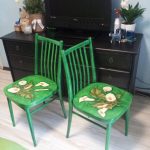 Sedie verdi dopo il restauro per un look moderno