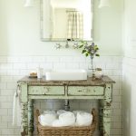 Lavandino verde in un bagno in stile provenzale