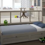 Un letto a podio nella cameretta dei bambini consente di risparmiare spazio