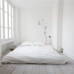 Stanza bianca con letto bianco