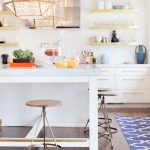 Cucina bianca con ripiani aperti per la cucina