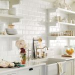 Cucina bianca con ripiani aperti per i piatti