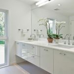 Mobiletto da bagno high-tech bianco sospeso a parete