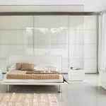 Camera da letto bianca con decorazioni color sabbia