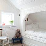Camera da letto bianca con un comodo letto in una nicchia