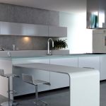 Cucina bianca come la neve in stile minimalista