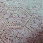 Elementi traforati bianchi per una coperta lavorata a maglia