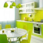 Tavolo rotondo bianco per una cucina luminosa