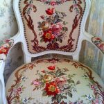 Sedia bianca con ricami floreali