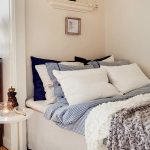 Ampio letto matrimoniale in un'alcova della camera da letto