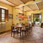 Ampia e luminosa stanza con tavolo da pranzo