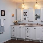 Ampio mobile lavabo con pensili per due persone in bagno