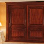 Grande armadio massiccio in legno