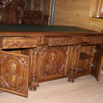 Credenza in legno con elementi intagliati