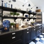 Mensole in legno nero per l'arredamento