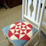 Decorare la parte imbottita di una sedia con tessuto a triangoli