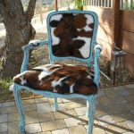 Decora una sedia con un tessuto morbido e soffice