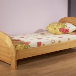 Letto per bambini in legno con sponde arrotondate
