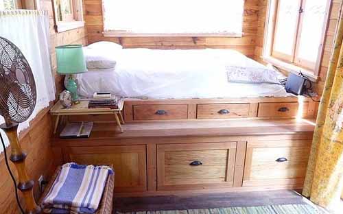 Letto a podio in legno