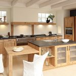 Cucina in legno con ripiani aperti per la decorazione