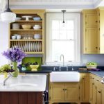 Mensole aperte in legno con stoviglie in cucina