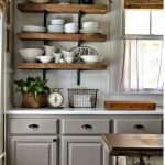 I ripiani in legno in cucina sono l'opzione più comune