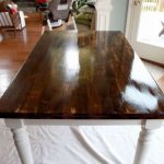 Tavolo in legno con gambe bianche