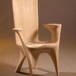 Sedia in legno dalla forma insolita