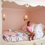 Cameretta per bambine con letto e cassetti incorporati