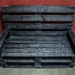 Divano in pallet in colori scuri