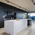 Progettazione degli interni della cucina con mobili dalle forme semplici