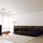 Design luminoso della stanza in stile minimalista