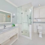 Mobile lavabo lungo in bagno bianco