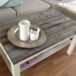Tavolino bicolore all'interno