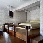Letto matrimoniale in nicchia su podio