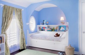 Design armonioso di un letto in una nicchia con arco