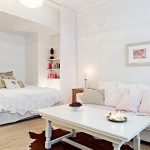 Soggiorno con letto nascosto in una nicchia