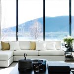 Soggiorno con divano bianco in stile minimalista