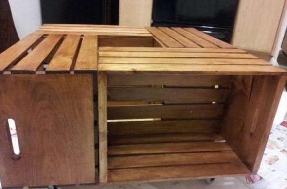 Tavolo fatto di scatole di legno