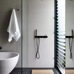 L'arredamento interno e l'impianto idraulico del bagno si distinguono per sobrietà e rigore.